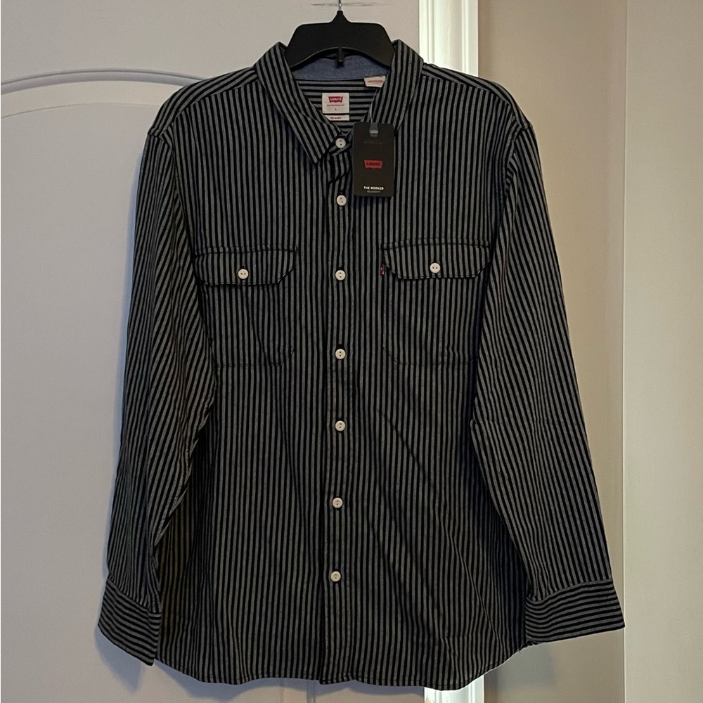 Brand new “Levi’s”men’s long sleeves,relaxed fit shirt.Size-L,color gray/black🖤